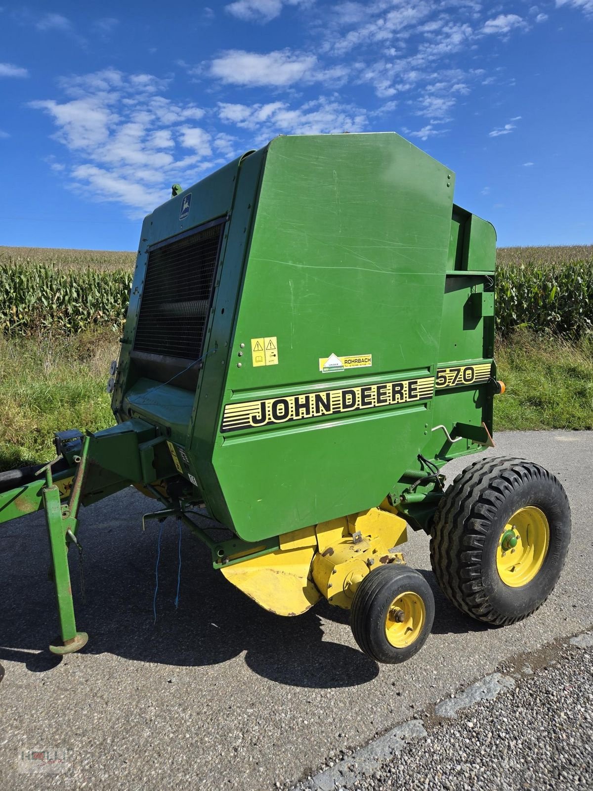 Rundballenpresse des Typs John Deere 570, Gebrauchtmaschine in Niederneukirchen (Bild 1)