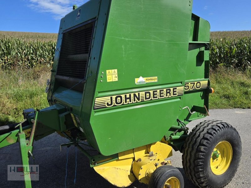 Rundballenpresse des Typs John Deere 570, Gebrauchtmaschine in Niederneukirchen (Bild 1)