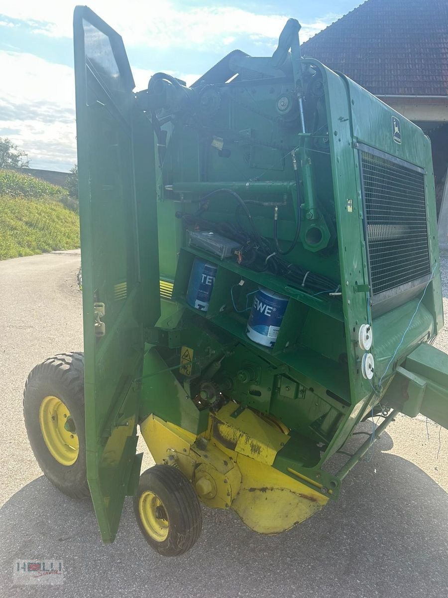Rundballenpresse des Typs John Deere 570, Gebrauchtmaschine in Niederneukirchen (Bild 7)
