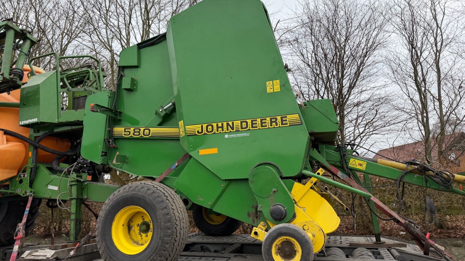 Rundballenpresse типа John Deere 580, Gebrauchtmaschine в Nørager (Фотография 2)