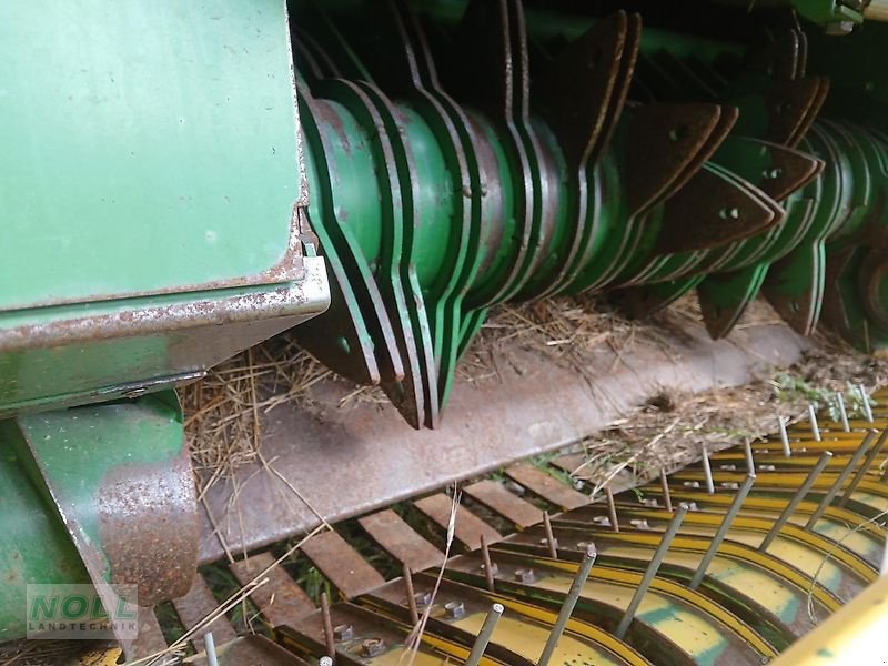 Rundballenpresse typu John Deere 590, Gebrauchtmaschine v Limburg (Obrázek 3)