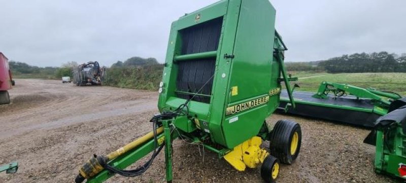 Rundballenpresse des Typs John Deere 590, Gebrauchtmaschine in Videbæk (Bild 1)