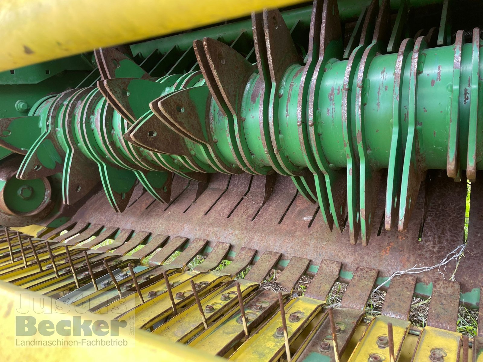 Rundballenpresse des Typs John Deere 590, Gebrauchtmaschine in Weimar-Niederwalgern (Bild 5)