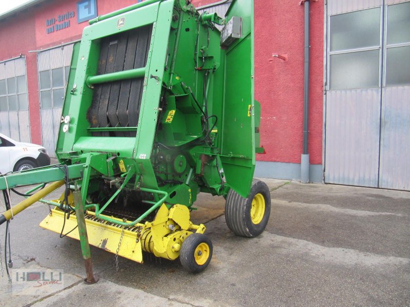 Rundballenpresse des Typs John Deere 590, Gebrauchtmaschine in Niederneukirchen (Bild 1)