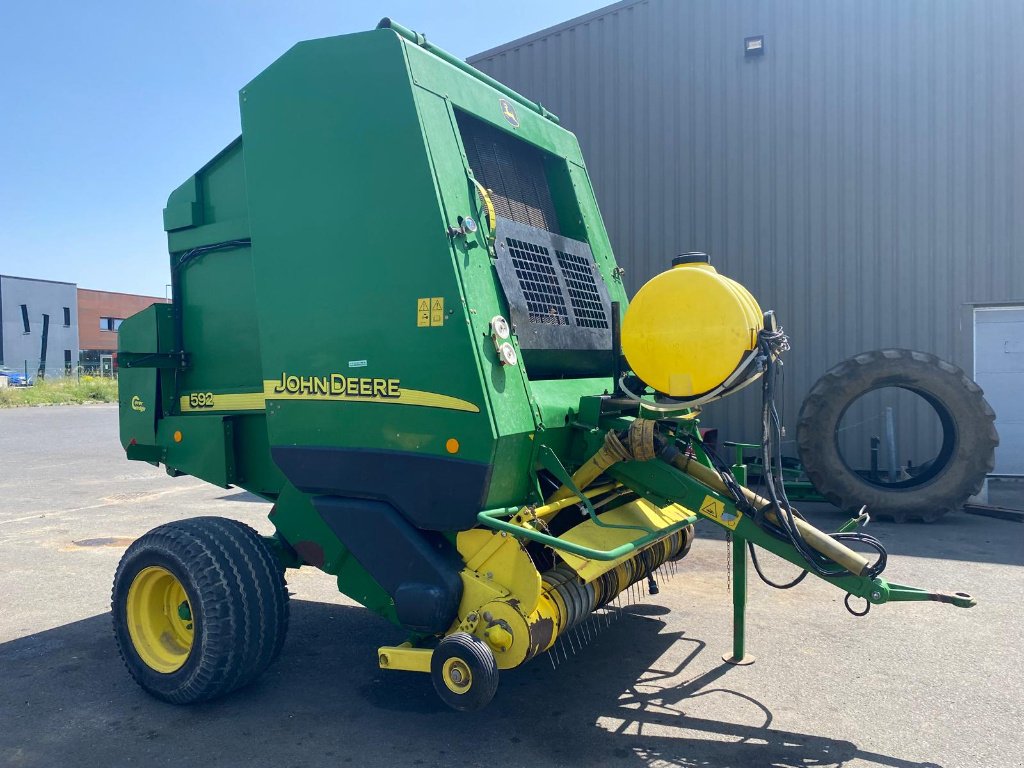Rundballenpresse des Typs John Deere 592, Gebrauchtmaschine in SAINT FLOUR (Bild 2)