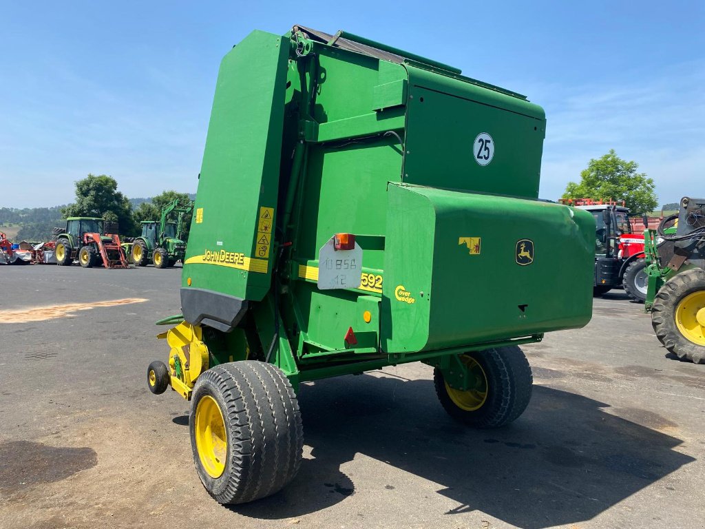 Rundballenpresse des Typs John Deere 592, Gebrauchtmaschine in SAINT FLOUR (Bild 3)