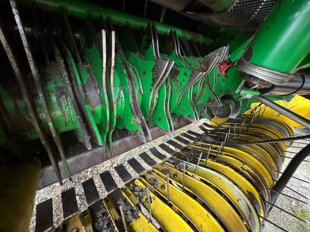 Rundballenpresse des Typs John Deere 592, Gebrauchtmaschine in SAINT FLOUR (Bild 5)