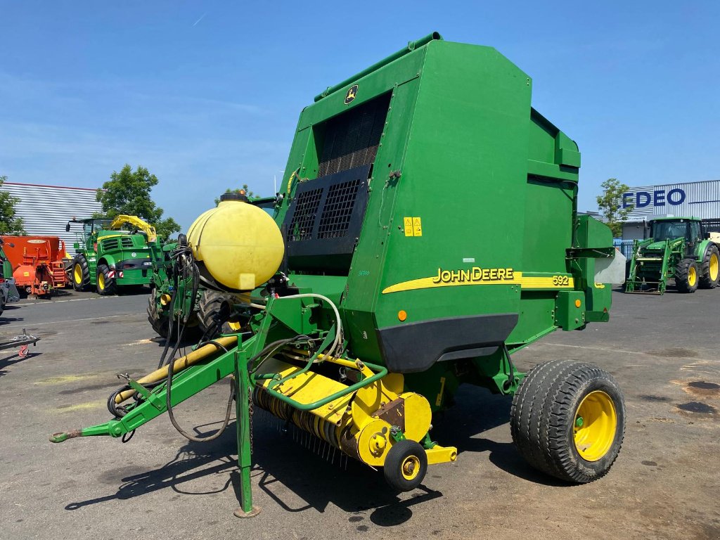 Rundballenpresse des Typs John Deere 592, Gebrauchtmaschine in SAINT FLOUR (Bild 1)