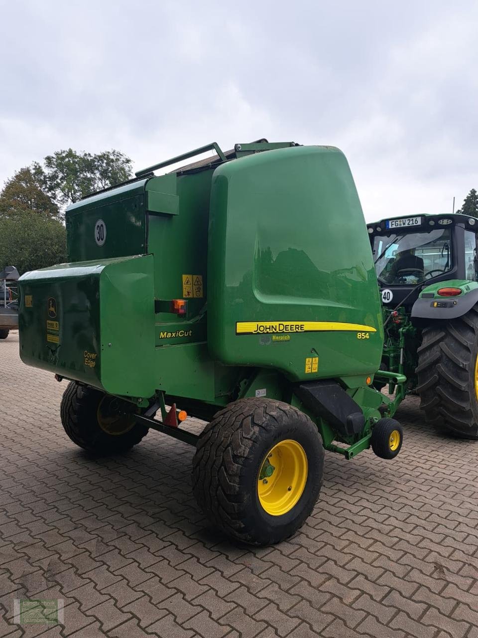 Rundballenpresse des Typs John Deere 854 Premium MaxiCut, Gebrauchtmaschine in Leubsdorf (Bild 2)