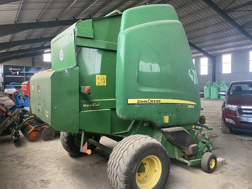 Rundballenpresse от тип John Deere 864 MAXICUT 13 COUTEAUX, Gebrauchtmaschine в UZERCHE (Снимка 2)