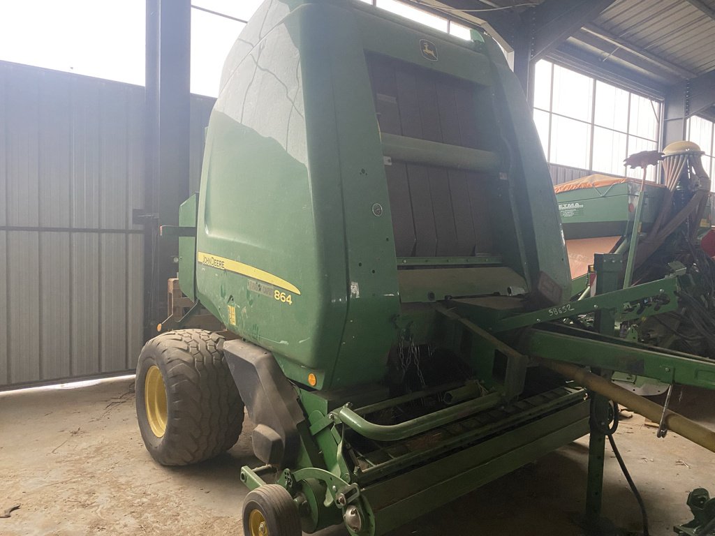 Rundballenpresse от тип John Deere 864 MAXICUT 13 COUTEAUX, Gebrauchtmaschine в UZERCHE (Снимка 4)