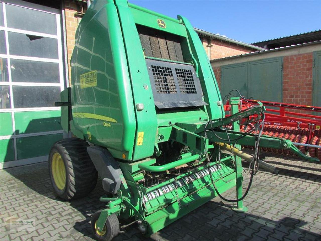 Rundballenpresse des Typs John Deere 864 Premium, Gebrauchtmaschine in Bad Wildungen - Wega (Bild 1)
