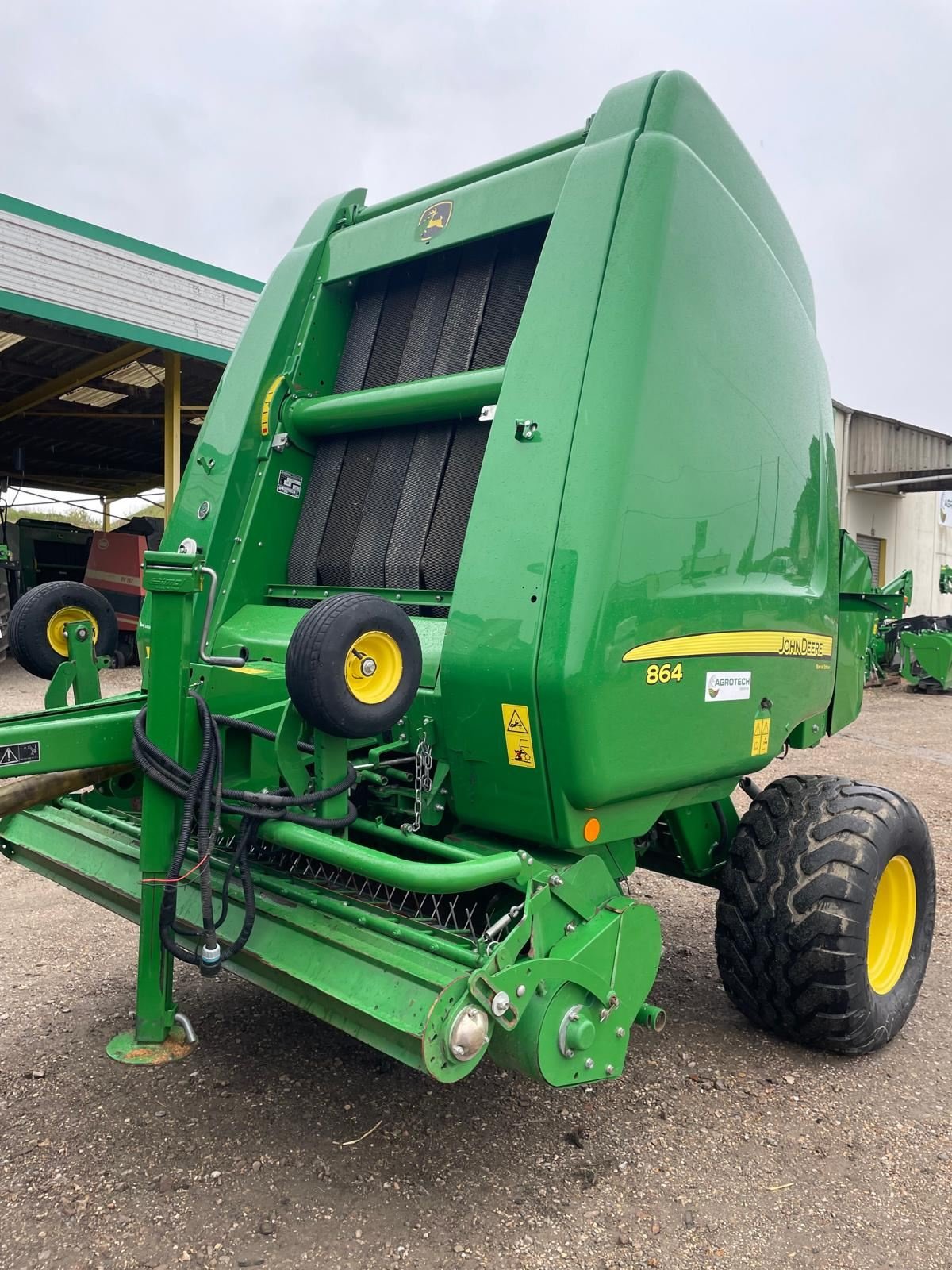 Rundballenpresse des Typs John Deere 864PREMIUM, Gebrauchtmaschine in BOSC LE HARD (Bild 1)