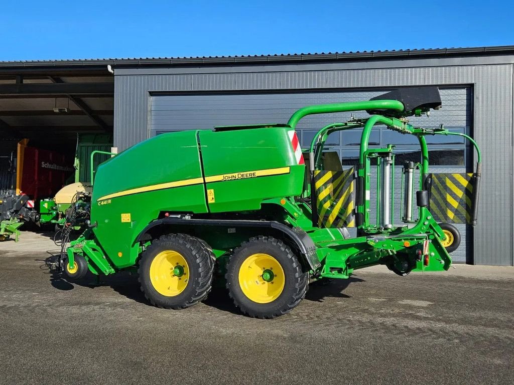 Rundballenpresse van het type John Deere C441R, Gebrauchtmaschine in BENNEKOM (Foto 9)