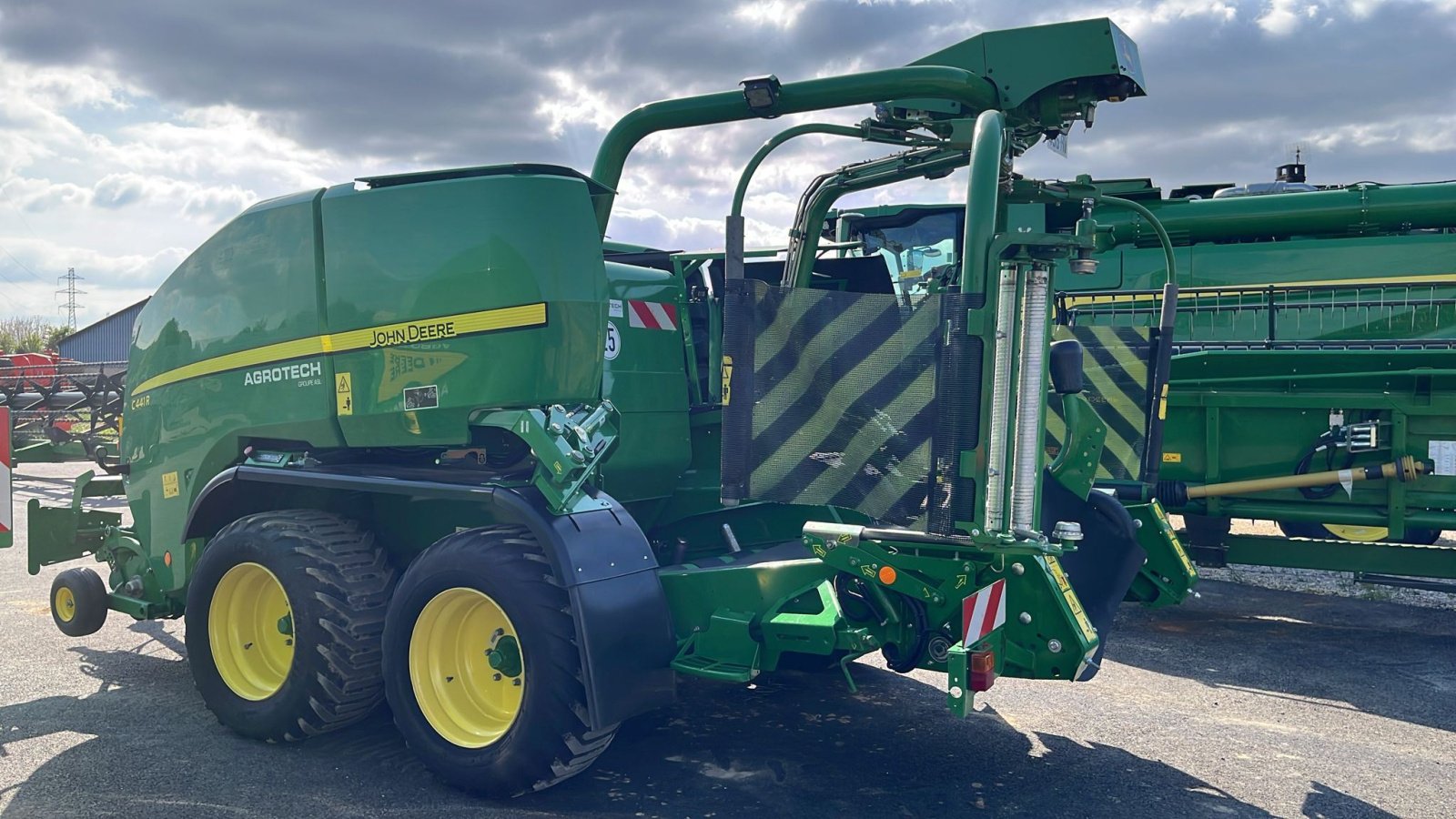 Rundballenpresse van het type John Deere C441R, Gebrauchtmaschine in BOSC LE HARD (Foto 4)