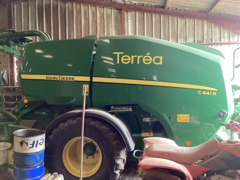Rundballenpresse a típus John Deere C441R, Gebrauchtmaschine ekkor: CHAUMESNIL (Kép 1)