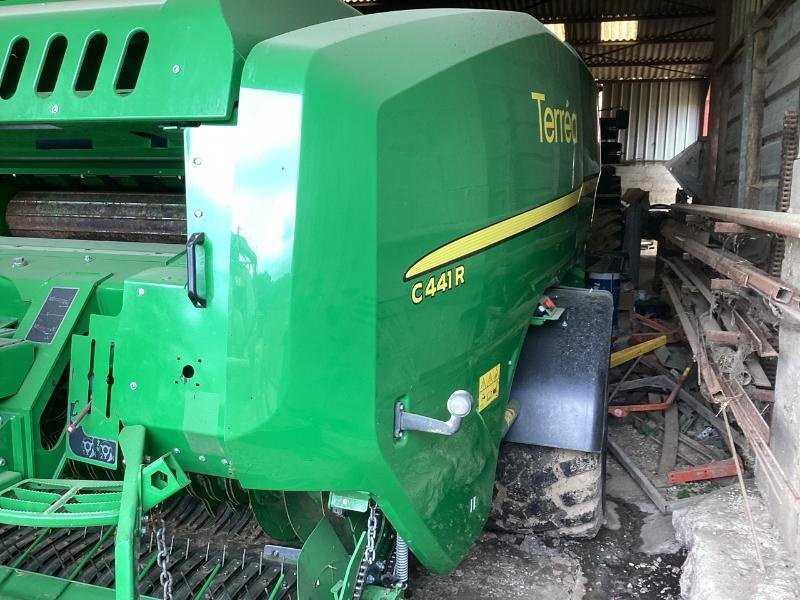 Rundballenpresse a típus John Deere C441R, Gebrauchtmaschine ekkor: CHAUMESNIL (Kép 3)