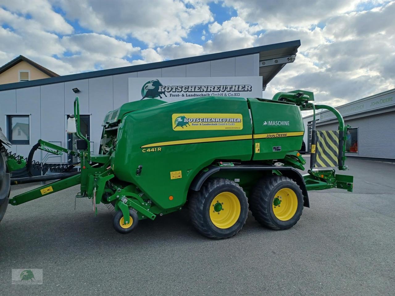 Rundballenpresse des Typs John Deere C441R, Neumaschine in Steinwiesen (Bild 1)