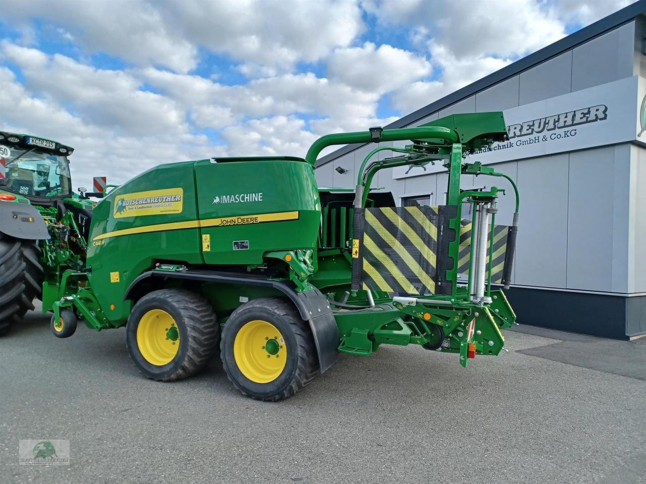 Rundballenpresse des Typs John Deere C441R, Neumaschine in Steinwiesen (Bild 2)