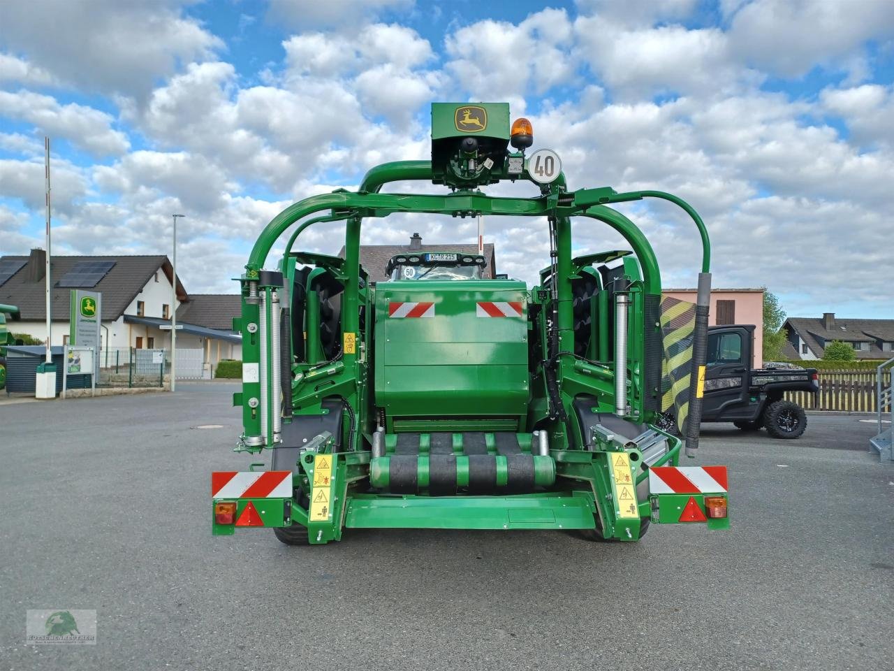 Rundballenpresse des Typs John Deere C441R, Neumaschine in Steinwiesen (Bild 3)