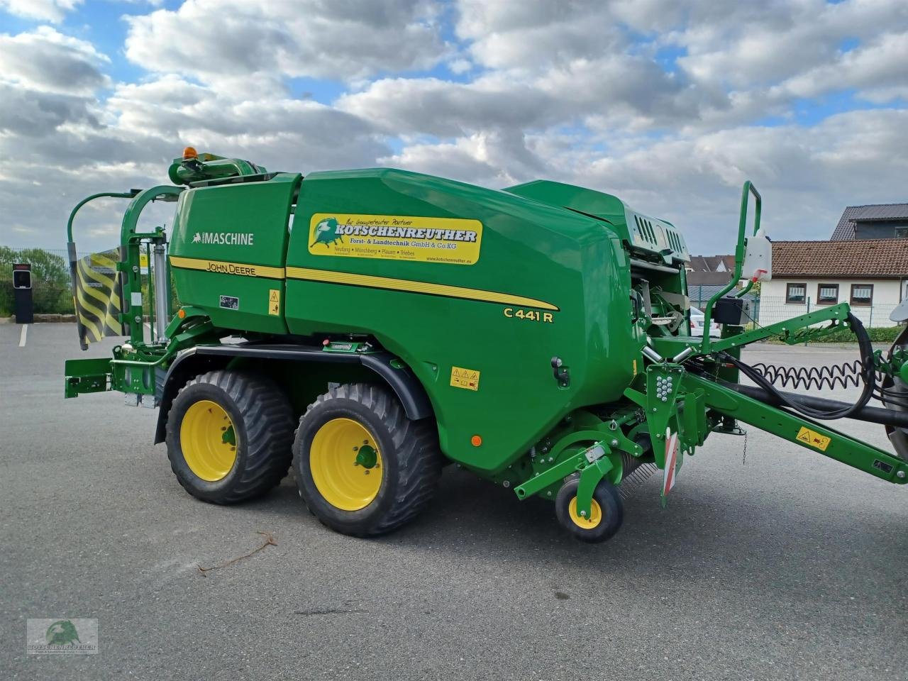Rundballenpresse des Typs John Deere C441R, Neumaschine in Steinwiesen (Bild 5)