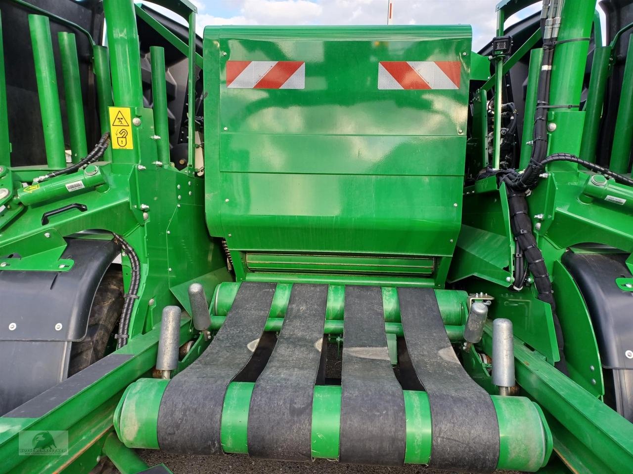 Rundballenpresse des Typs John Deere C441R, Neumaschine in Steinwiesen (Bild 7)