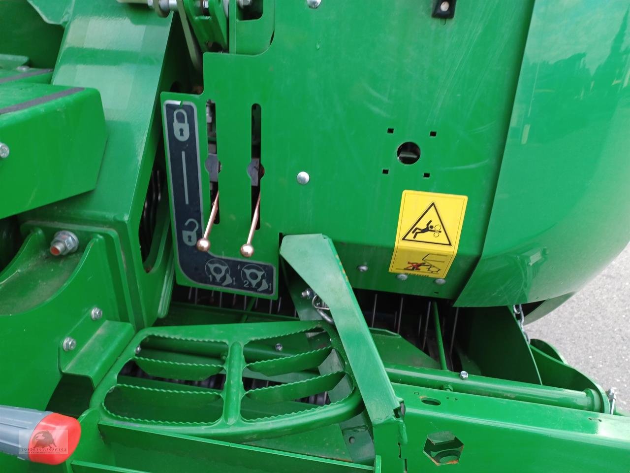 Rundballenpresse des Typs John Deere C441R, Neumaschine in Steinwiesen (Bild 14)
