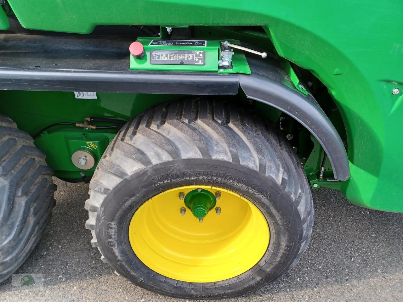 Rundballenpresse des Typs John Deere C441R, Neumaschine in Steinwiesen (Bild 15)