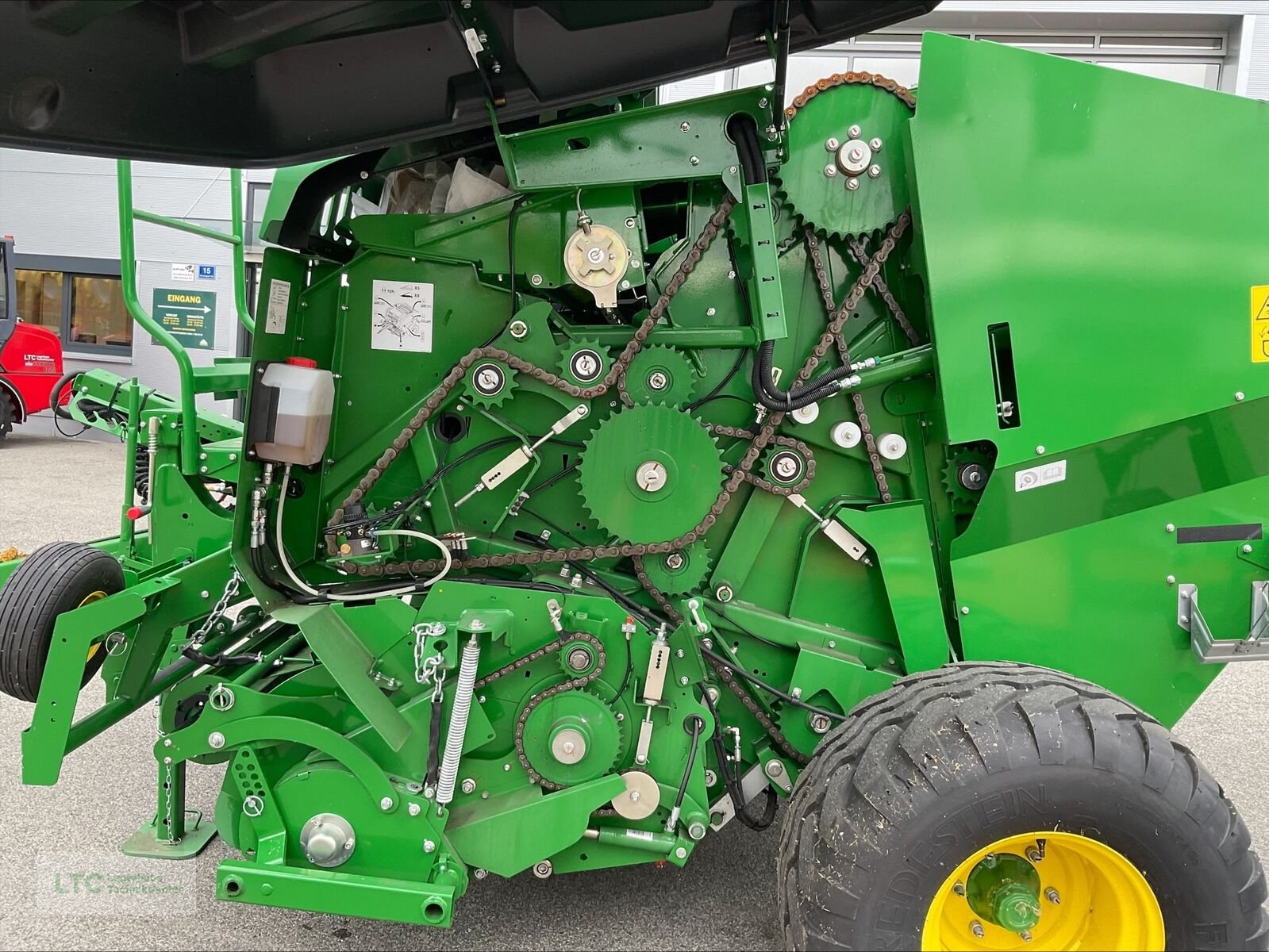 Rundballenpresse des Typs John Deere F 441 M Rundballenpresse, Neumaschine in Redlham (Bild 14)