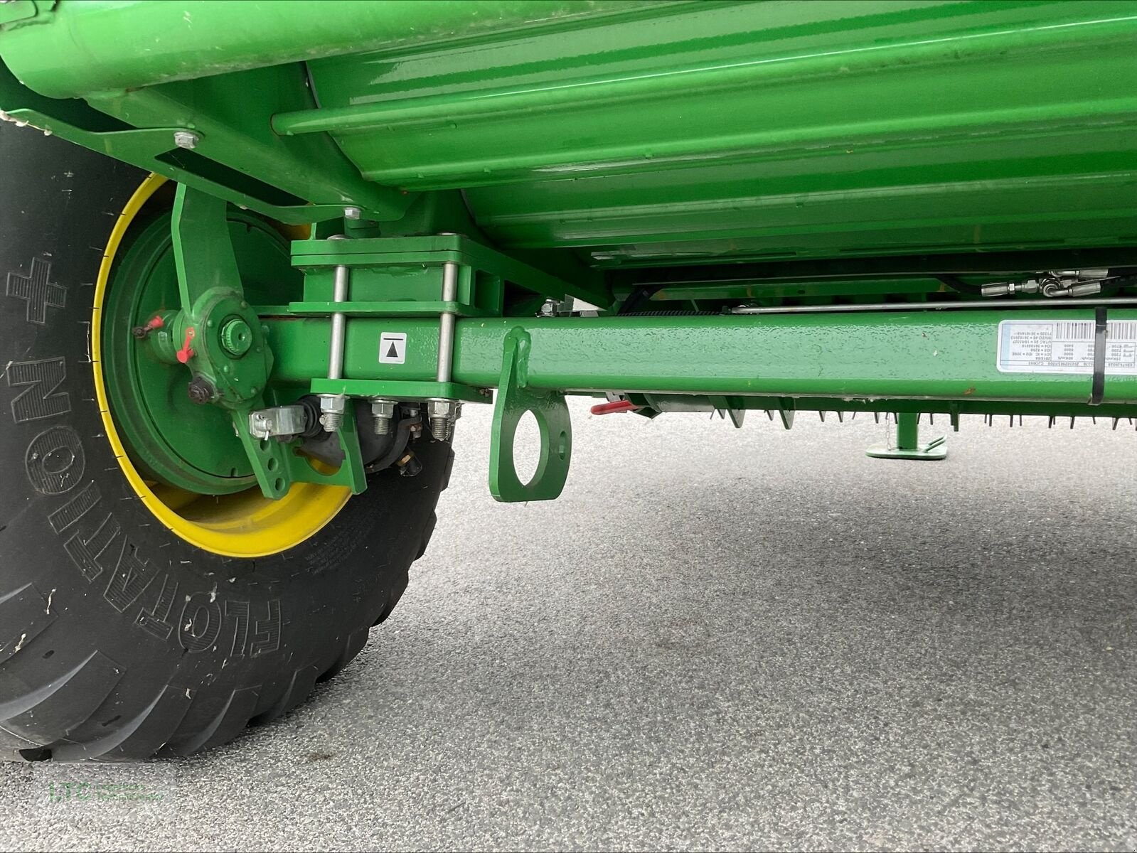 Rundballenpresse des Typs John Deere F 441 M Rundballenpresse, Neumaschine in Redlham (Bild 10)