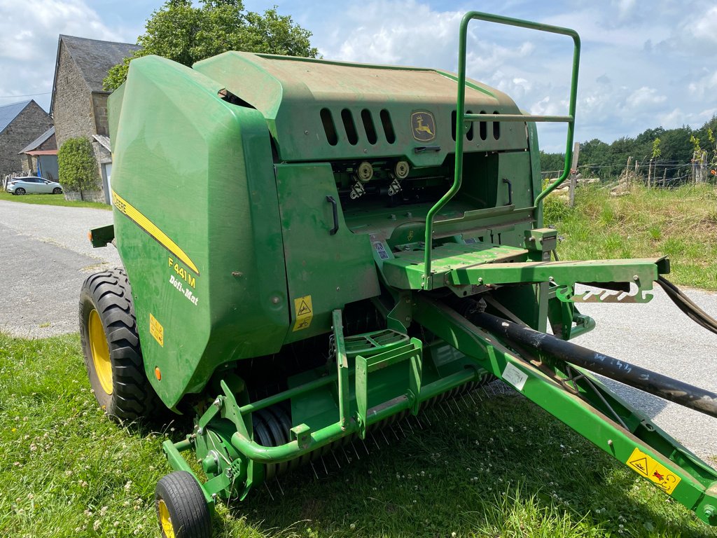 Rundballenpresse des Typs John Deere F 441 M, Gebrauchtmaschine in MEYMAC (Bild 2)