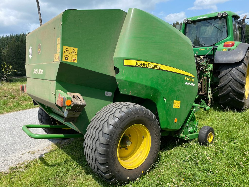 Rundballenpresse des Typs John Deere F 441 M, Gebrauchtmaschine in MEYMAC (Bild 3)