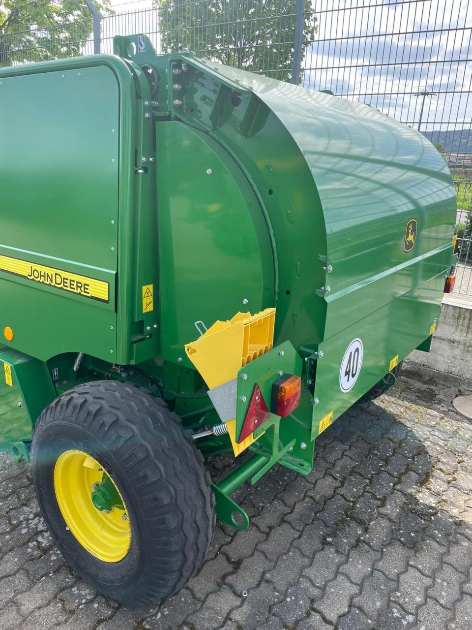Rundballenpresse des Typs John Deere F440E, Neumaschine in Niederkirchen (Bild 2)