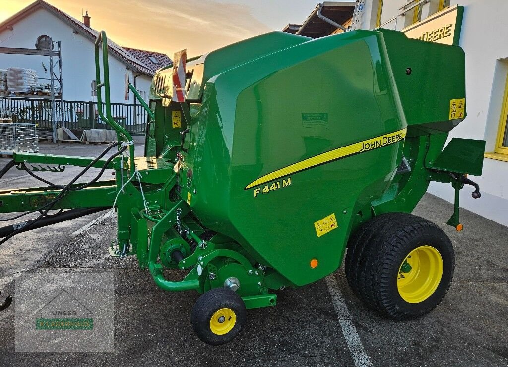 Rundballenpresse des Typs John Deere F441 M, Gebrauchtmaschine in St. Michael (Bild 2)
