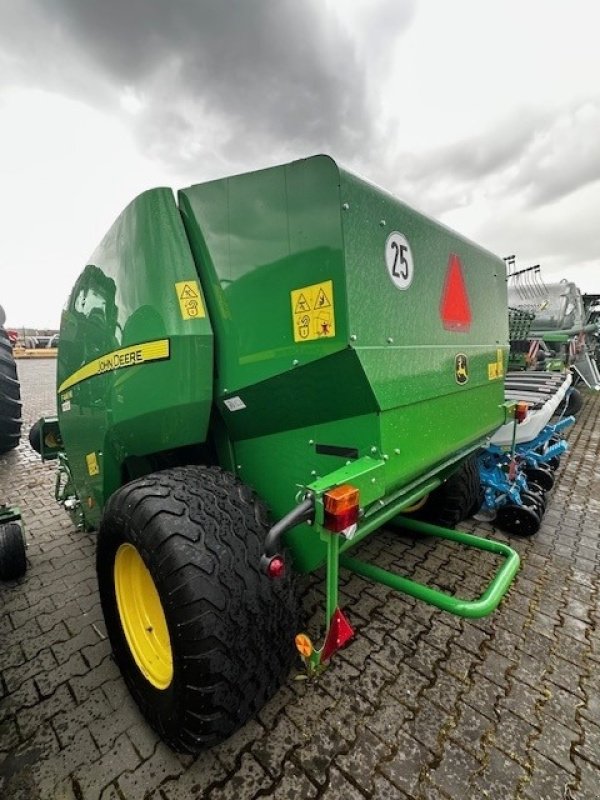 Rundballenpresse des Typs John Deere F441M, Neumaschine in Mrągowo (Bild 10)