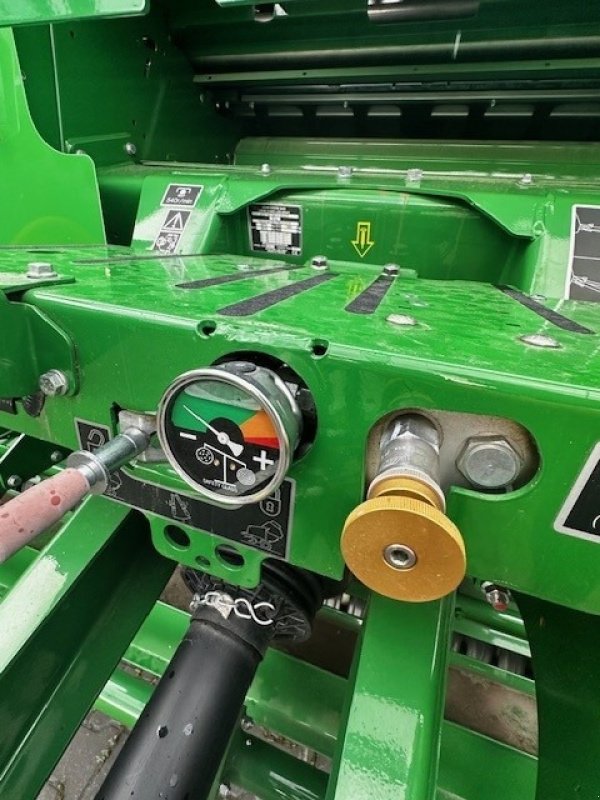 Rundballenpresse des Typs John Deere F441M, Neumaschine in Mrągowo (Bild 11)