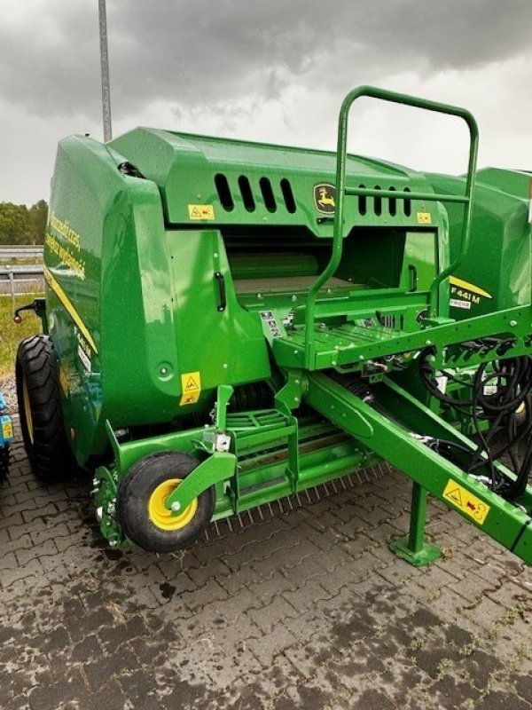 Rundballenpresse des Typs John Deere F441M, Neumaschine in Mrągowo (Bild 1)