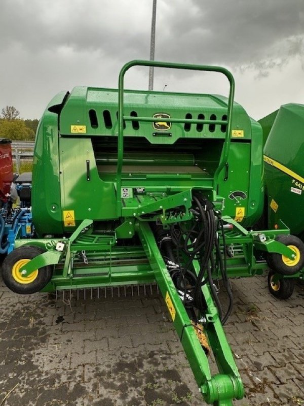 Rundballenpresse des Typs John Deere F441M, Neumaschine in Mrągowo (Bild 2)