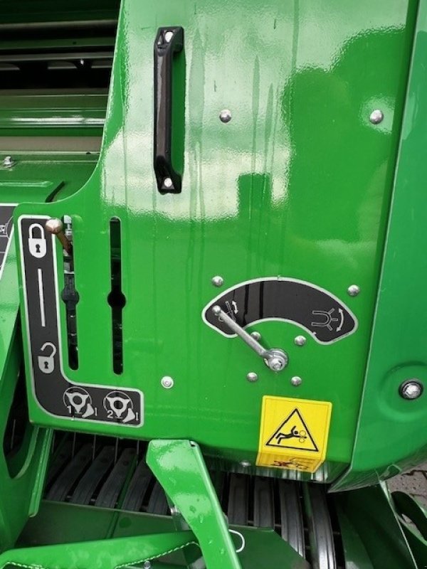 Rundballenpresse des Typs John Deere F441M, Neumaschine in Mrągowo (Bild 3)