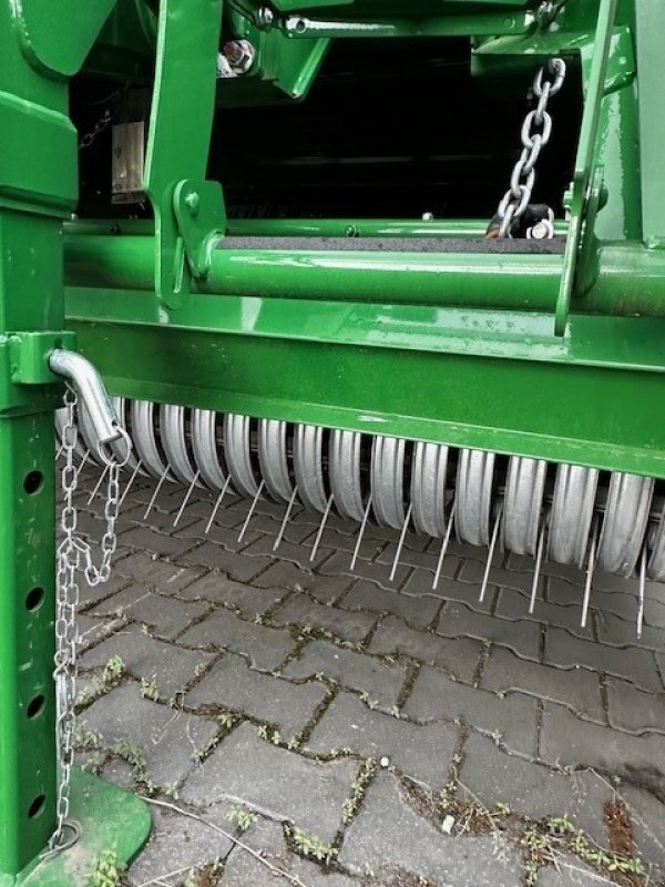 Rundballenpresse des Typs John Deere F441M, Neumaschine in Mrągowo (Bild 4)