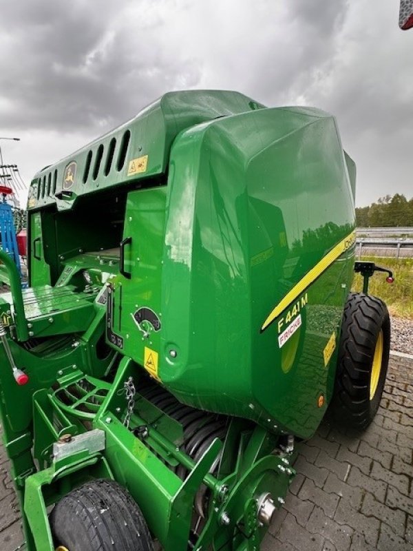 Rundballenpresse des Typs John Deere F441M, Neumaschine in Mrągowo (Bild 5)