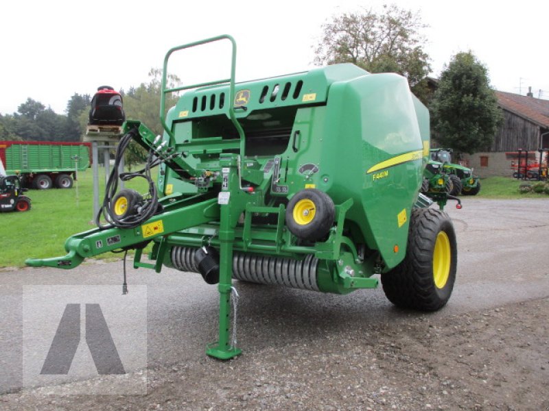 Rundballenpresse des Typs John Deere F441M, Neumaschine in Soyen (Bild 1)