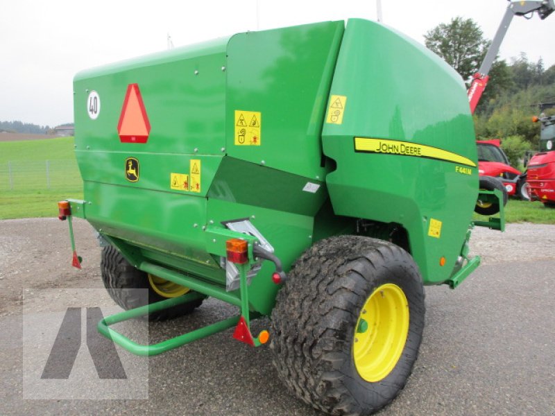 Rundballenpresse des Typs John Deere F441M, Neumaschine in Soyen (Bild 8)