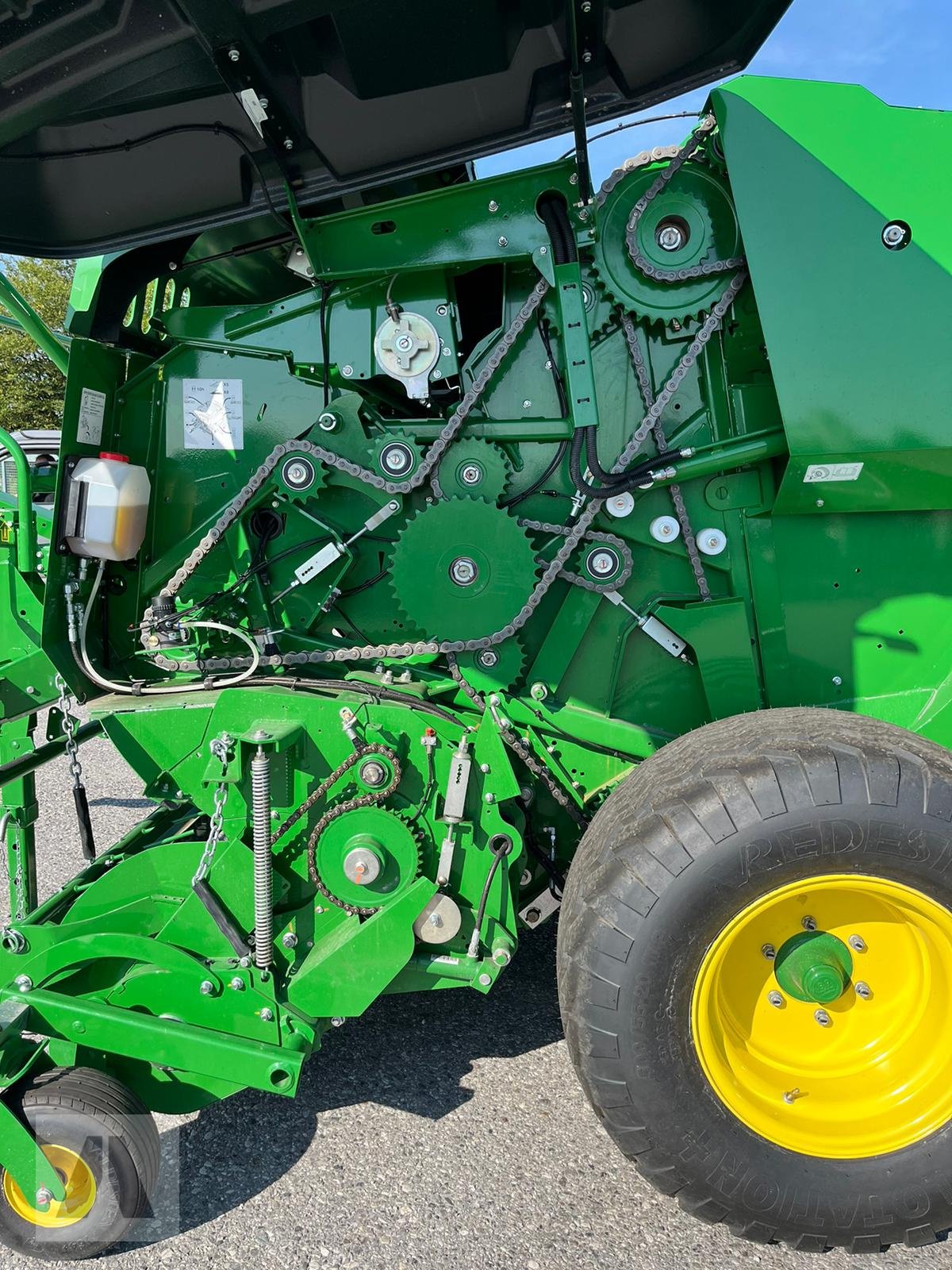 Rundballenpresse des Typs John Deere F441M, Neumaschine in Antdorf (Bild 9)