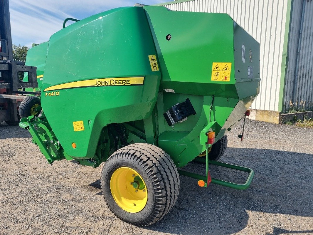 Rundballenpresse des Typs John Deere F441M, Gebrauchtmaschine in Neubrandenburg (Bild 3)