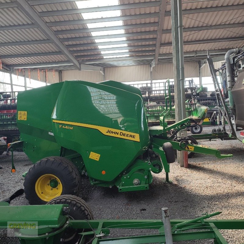 Rundballenpresse des Typs John Deere F441M, Neumaschine in Greven (Bild 1)