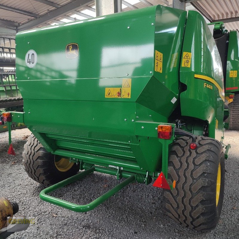 Rundballenpresse des Typs John Deere F441M, Neumaschine in Greven (Bild 4)