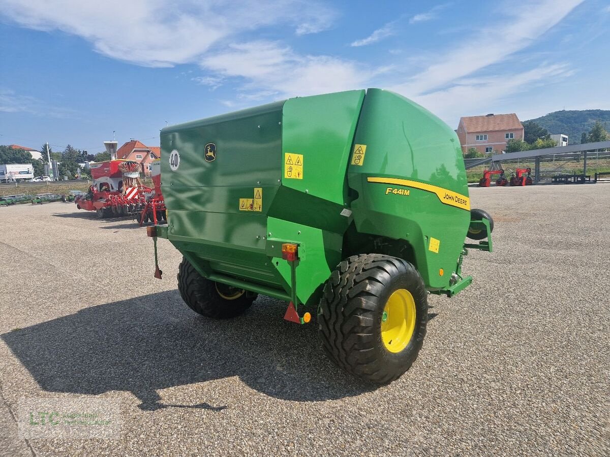 Rundballenpresse des Typs John Deere F441M, Neumaschine in Korneuburg (Bild 3)