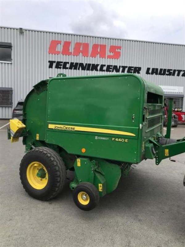 Rundballenpresse des Typs John Deere GEBR. PRESSE JOHN DEERE F 440E, Gebrauchtmaschine in Grimma (Bild 1)