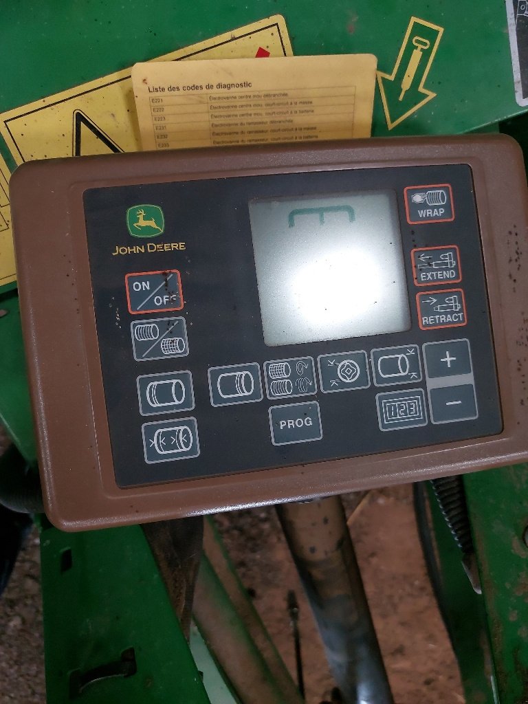 Rundballenpresse typu John Deere V 451 G RFF, Gebrauchtmaschine v DIFFENBACH-LES-HELLIMER (Obrázek 8)